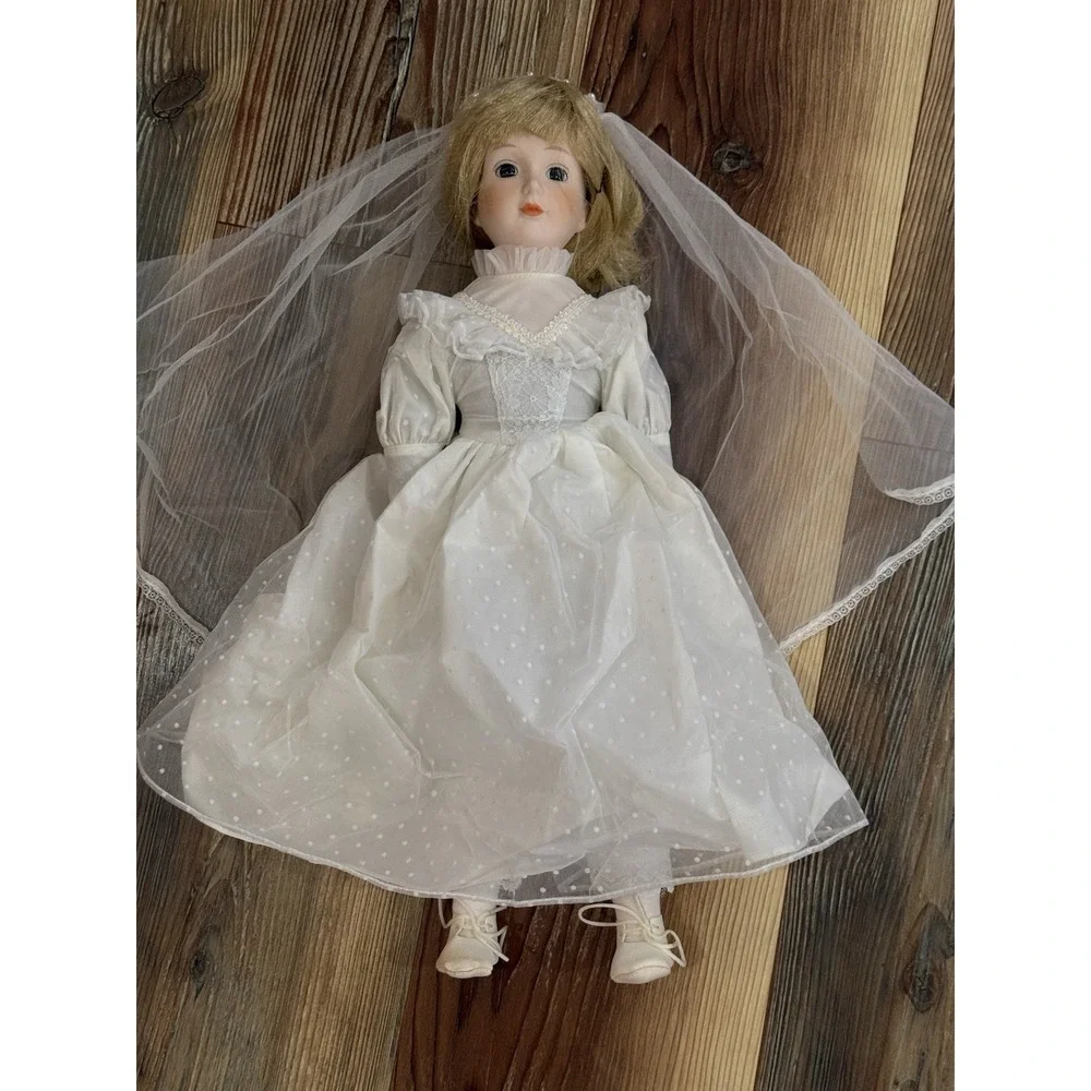 The Heritage Mint Collection Ltd. Porcelain 16